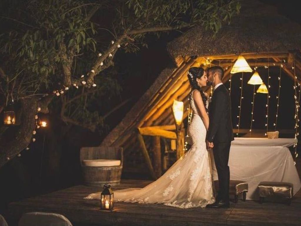 Recién casados besándose al aire libre en la chacra rafaella chacraeventos, Canelones