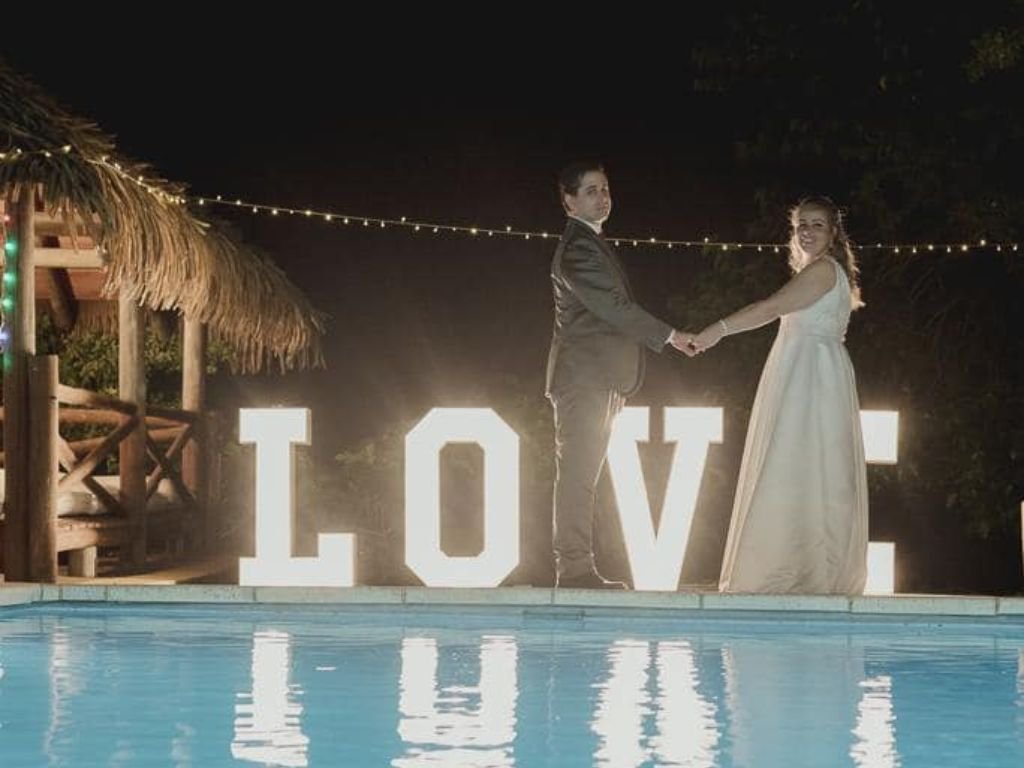 Novios frente a la piscina con letras love chacra en las brujas, canelones