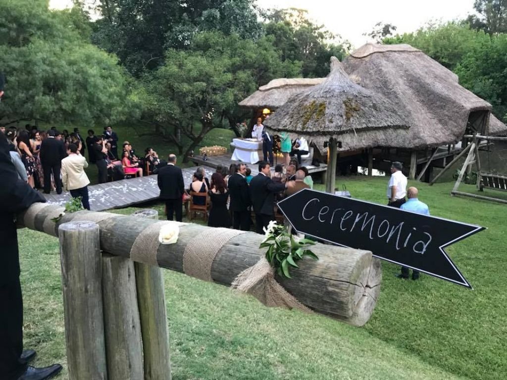 Ceremonia de matrimonio en el muelle con quincho, rodeados de naturaleza en la chacra de Las Brujas, Canelones