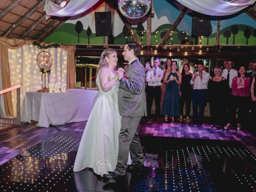 Novios celebrando su boda con un baile en la chacra de Las Brujas, Canelones, rodeados de familiares y amigos