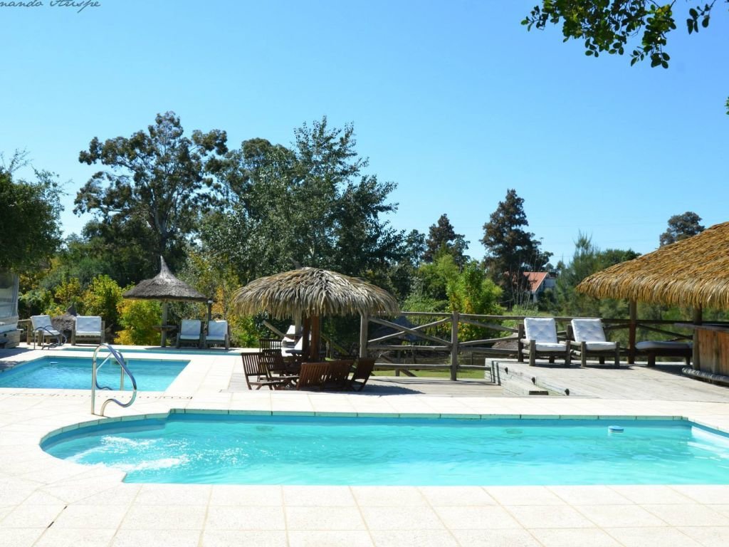 Piscinas brillando bajo el sol en un día soleado en Rafaella ChacraEventos, listas para disfrutar