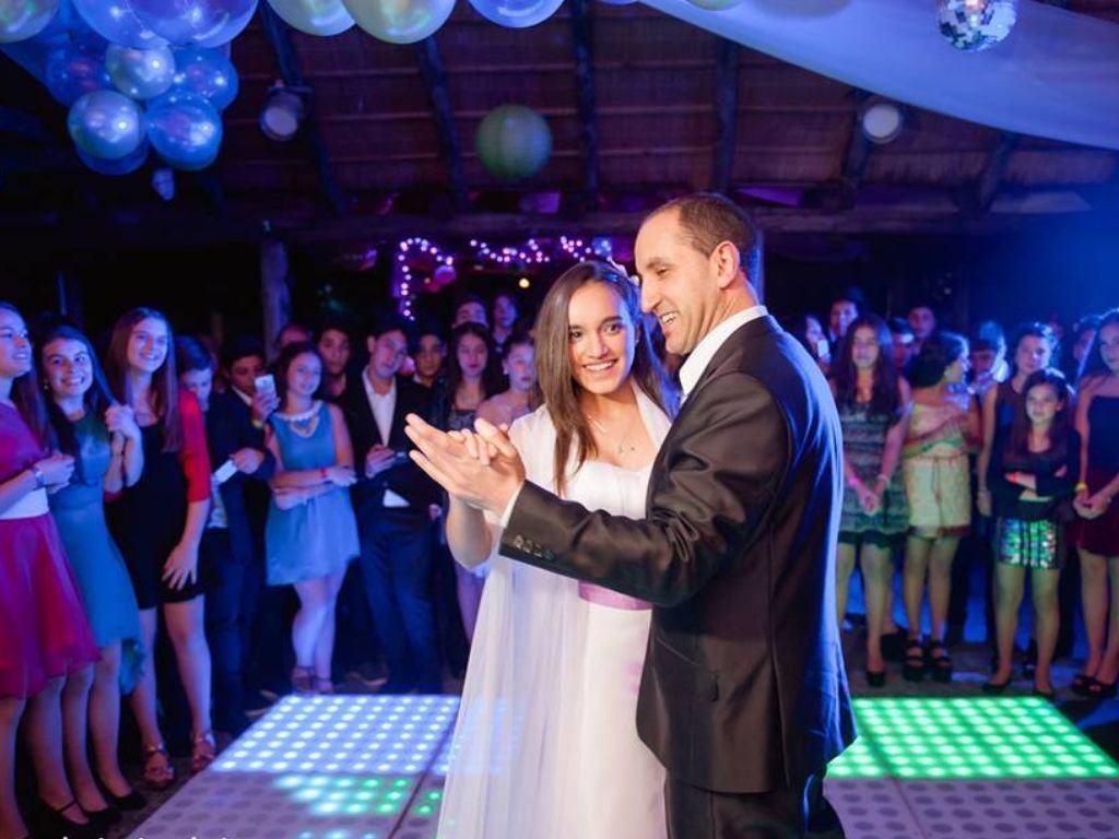 Cumpleañera bailando el vals en su fiesta de 15 años en la chacra de Las Brujas, Canelones