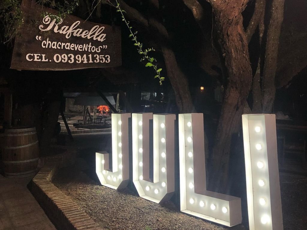 Letras decorativas con el nombre de la cumpleañera junto al cartel de Rafaella ChacraEventos en la fiesta de 15 años
