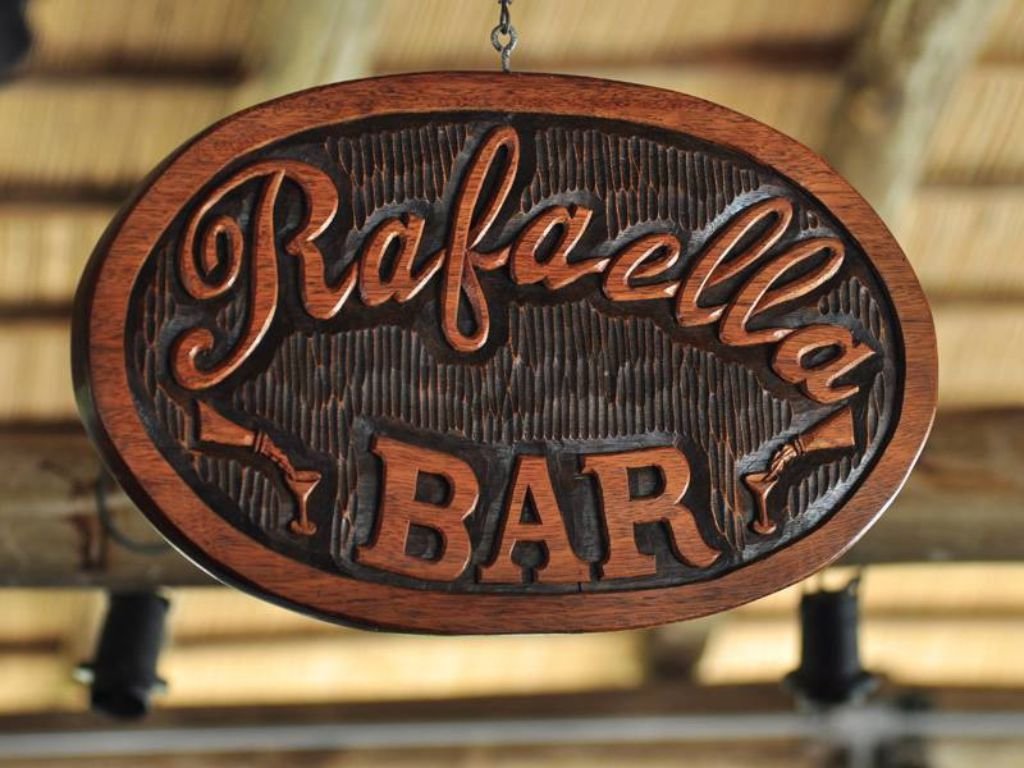 Muelle con quincho a orillas del arroyo de Las Brujas en Rafaella ChacraEventos, rodeado de naturaleza