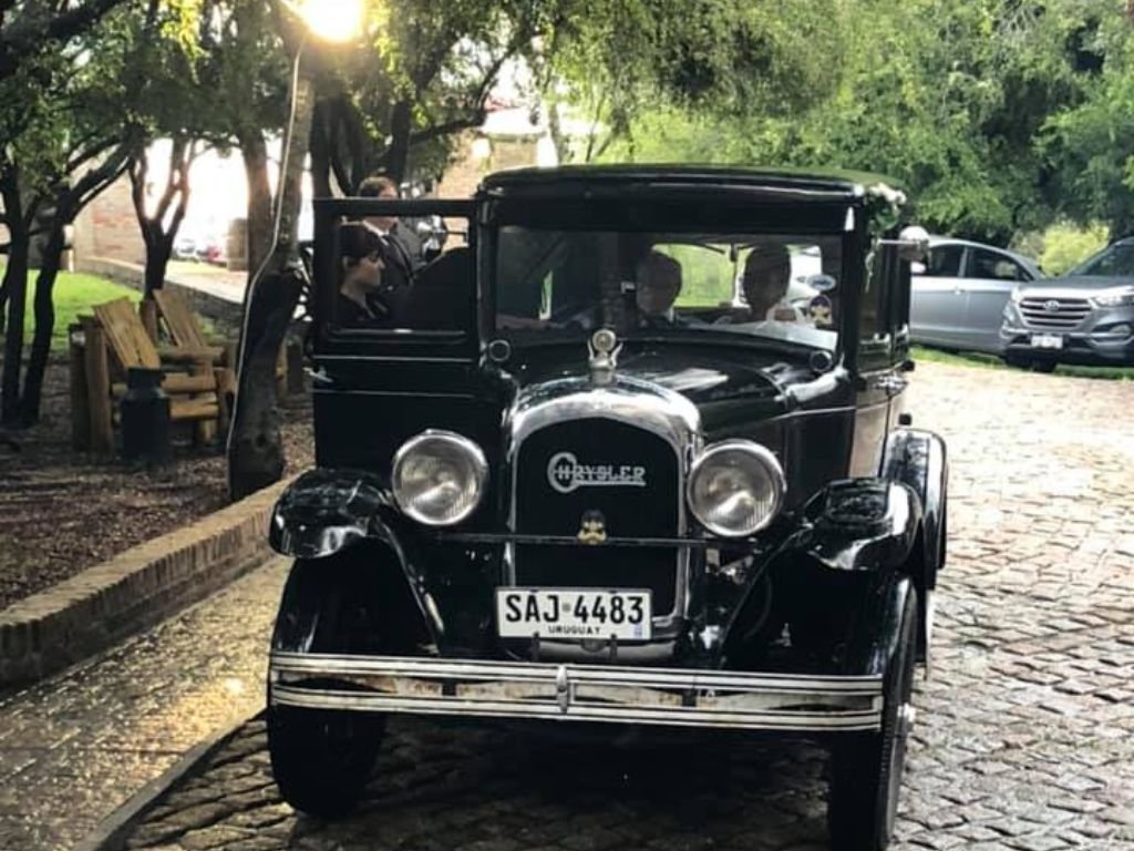 Auto antiguo en la entrada de Rafaella ChacraEventos, creando un ambiente clásico y elegante