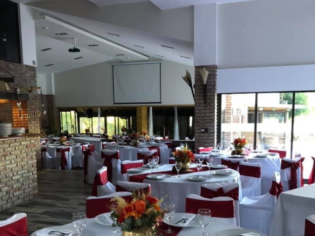 Mesas elegantemente decoradas y listas para recibir a los invitados en Rafaella ChacraEventos