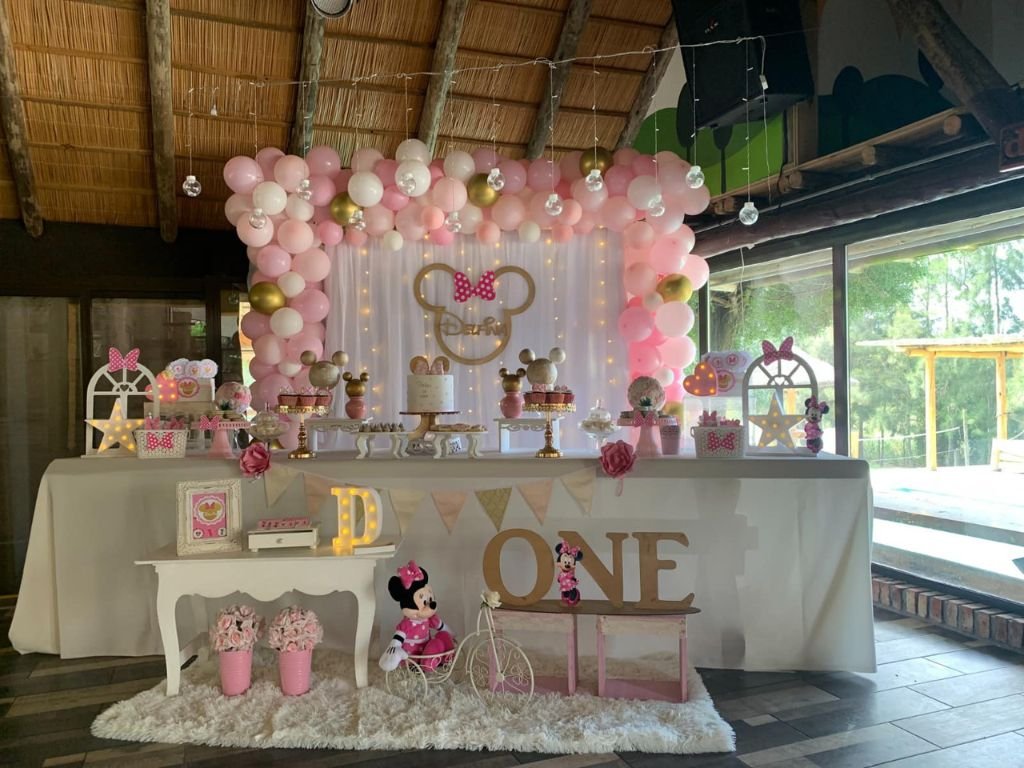 Mesa de cumpleaños con torta y decoración infantil en Rafaella ChacraEventos, lista para la celebración
