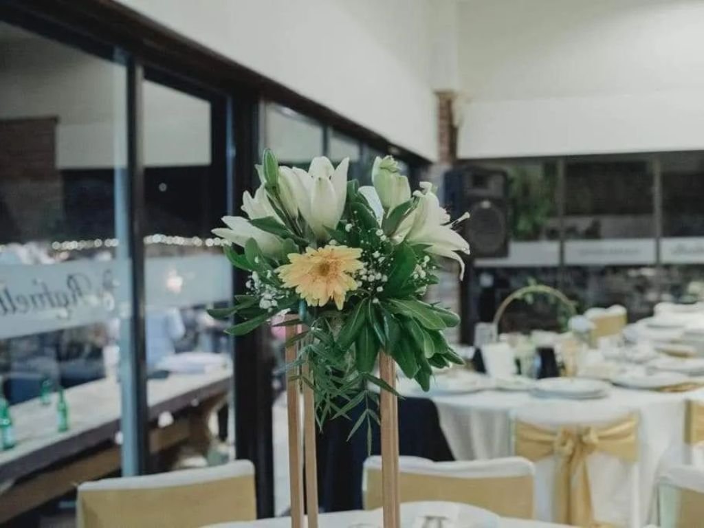 Centro de mesa con flores frescas decorando el evento en Rafaella ChacraEventos
